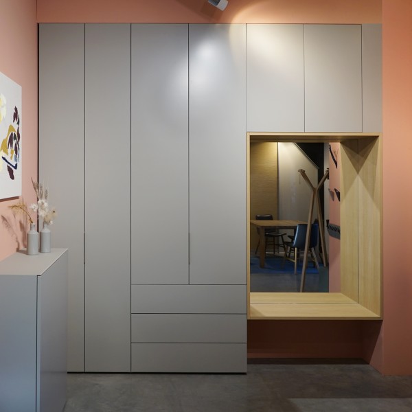 Universeller Schrank mit Sitzspiegel