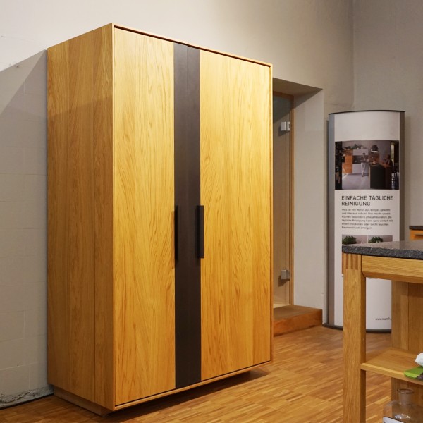 Designer Weinschrank Combusa von Riva aus massivem Holz aus dem Möbelhaus Tuffner Möbelgalerie in Chemnitz, geschlossen
